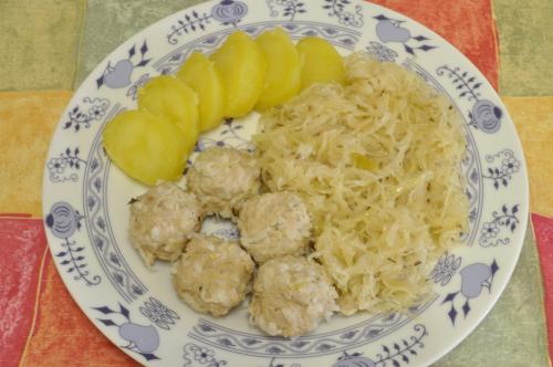 Vepřové klopsy v kysaném zelí – Snadné Česko recept, zvládnete za 30 - 45 minut